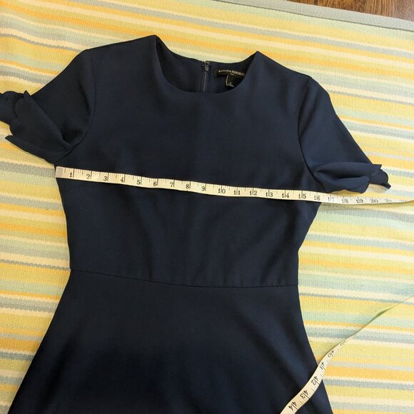 ⭐ Banana Republic Navy Scalloped Fit & Flare Dress size 0 - Picture 5 of 8